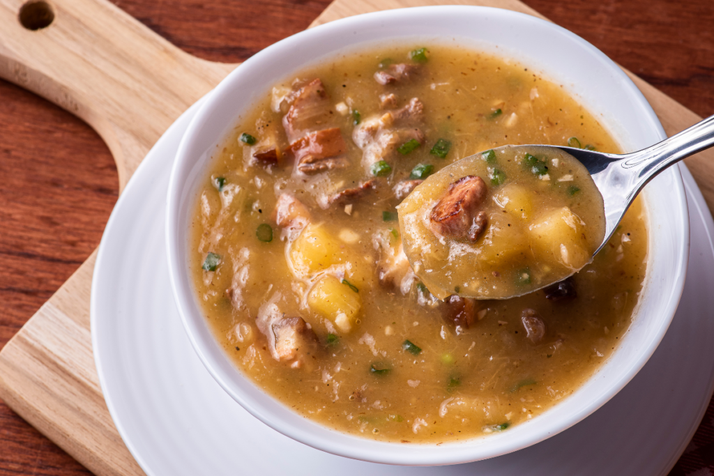 Sopa de mandioca com carne: caldo grosso, saboroso e perfeito para o jantar Sopa de mandioca com carne - Foto: Reprodução
