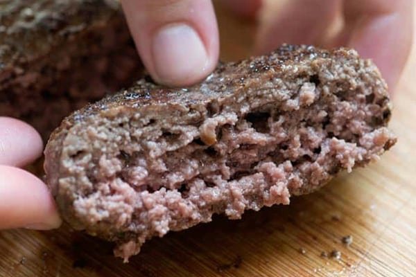 Hambúrguer caseiro suculento: receita fácil para fazer em casa e congelar 2 Hambúrguer caseiro suculento
