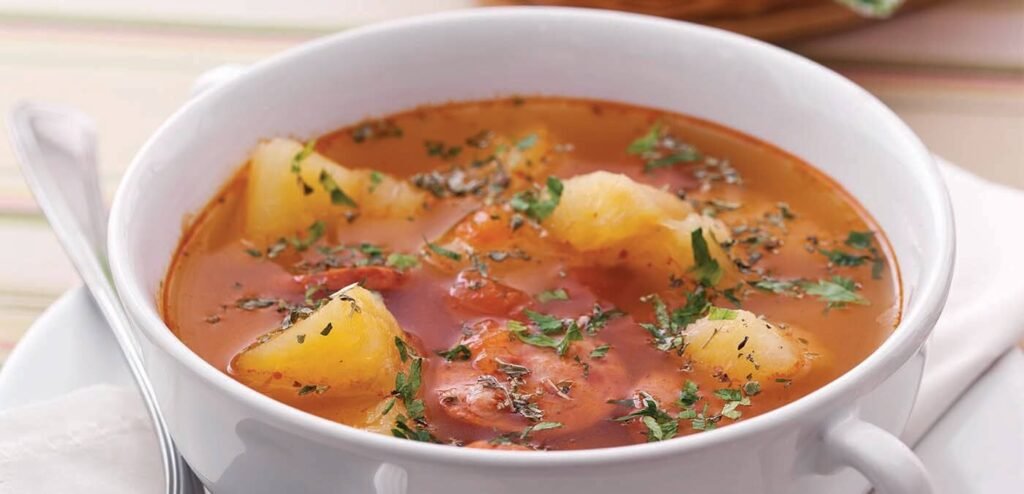 Sopa de mandioca com carne: caldo grosso, saboroso e perfeito para o jantar 1 Sopa de mandioca com carne - Foto: Reprodução