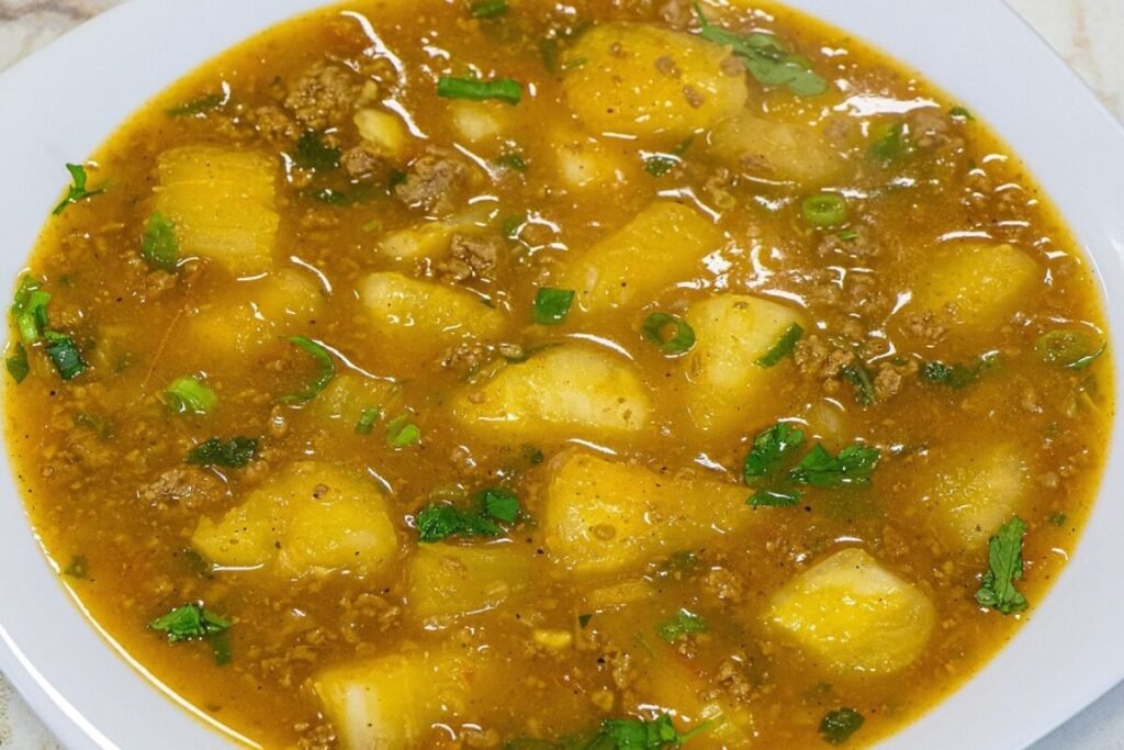 Sopa de mandioca com carne: caldo grosso, saboroso e perfeito para o jantar 2 Sopa de mandioca com carne - Foto: Reprodução